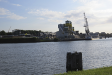 907286 Gezicht op de Energiehaven te Utrecht, vanaf de Keulsekade, met op de voorgrond het Amsterdam-Rijnkanaal.